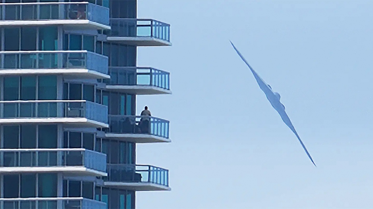 Khoảnh khắc “bóng ma bầu trời” B-2 nghiêng thân lướt qua tòa nhà cao tầng ở Mỹ